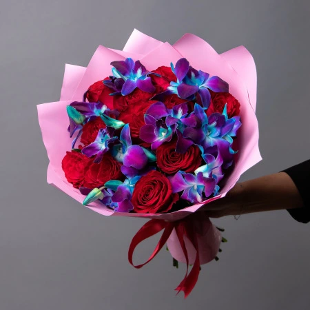 Букет живых цветов из орхидей с красными розами "Вечное сияние М" 