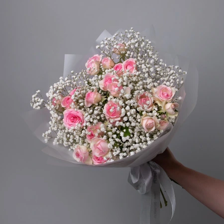 Дуобукет из белой гипсофилы и розовой кустовой розы 